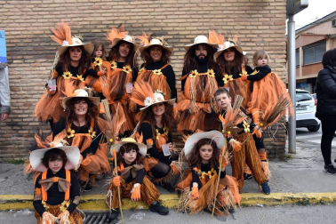 Río de Janeiro en la Ribera
Las elaboradas carrozas de las diferentes cuadrillas de Villafranca cerraron el pasado sábado el desfile que abrieron los más pequeños en el que volvió a ser uno de los carnavales más coloridos, participativos y animados de Navarra.