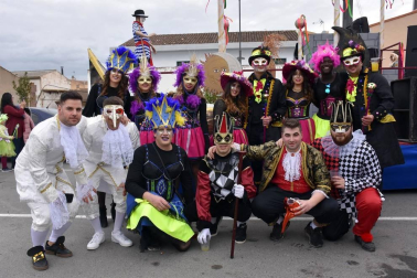 Río de Janeiro en la Ribera
Las elaboradas carrozas de las diferentes cuadrillas de Villafranca cerraron el pasado sábado el desfile que abrieron los más pequeños en el que volvió a ser uno de los carnavales más coloridos, participativos y animados de Navarra.