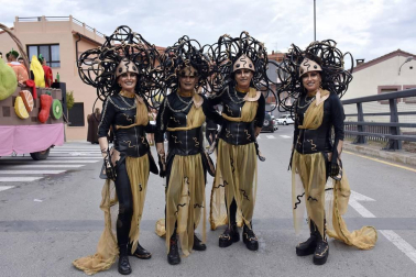 Río de Janeiro en la Ribera
Las elaboradas carrozas de las diferentes cuadrillas de Villafranca cerraron el pasado sábado el desfile que abrieron los más pequeños en el que volvió a ser uno de los carnavales más coloridos, participativos y animados de Navarra.