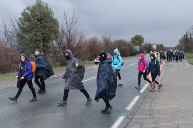 La Ribera peregrina contra el frío y la lluvia
