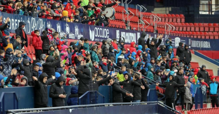 Los más pequeños disfrutaron este sábado, 7 de marzo, del entrenamiento a puerta cerrada del primer equipo en el estadio rojillo, un día antes del choque contra el RCD Espanyol.