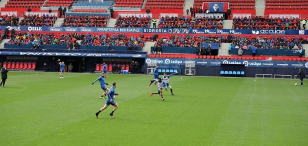 Los más pequeños disfrutaron este sábado, 7 de marzo, del entrenamiento a puerta cerrada del primer equipo en el estadio rojillo, un día antes del choque contra el RCD Espanyol.