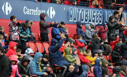 Los más pequeños disfrutaron este sábado, 7 de marzo, del entrenamiento a puerta cerrada del primer equipo en el estadio rojillo, un día antes del choque contra el RCD Espanyol.