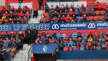Los más pequeños disfrutaron este sábado, 7 de marzo, del entrenamiento a puerta cerrada del primer equipo en el estadio rojillo, un día antes del choque contra el RCD Espanyol.