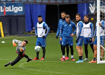 Los más pequeños disfrutaron este sábado, 7 de marzo, del entrenamiento a puerta cerrada del primer equipo en el estadio rojillo, un día antes del choque contra el RCD Espanyol.