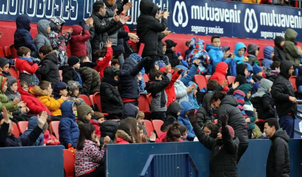 Los más pequeños disfrutaron este sábado, 7 de marzo, del entrenamiento a puerta cerrada del primer equipo en el estadio rojillo, un día antes del choque contra el RCD Espanyol.
