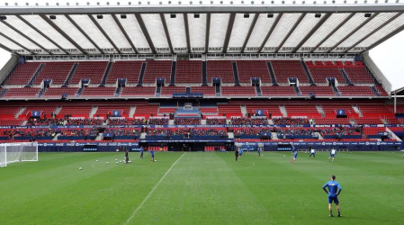 Los más pequeños disfrutaron este sábado, 7 de marzo, del entrenamiento a puerta cerrada del primer equipo en el estadio rojillo, un día antes del choque contra el RCD Espanyol.