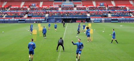 Los más pequeños disfrutaron este sábado, 7 de marzo, del entrenamiento a puerta cerrada del primer equipo en el estadio rojillo, un día antes del choque contra el RCD Espanyol.