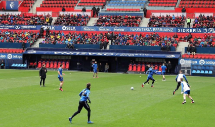 Los más pequeños disfrutaron este sábado, 7 de marzo, del entrenamiento a puerta cerrada del primer equipo en el estadio rojillo, un día antes del choque contra el RCD Espanyol.