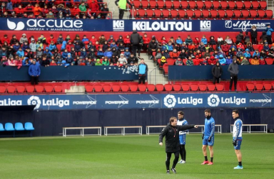 Los más pequeños disfrutaron este sábado, 7 de marzo, del entrenamiento a puerta cerrada del primer equipo en el estadio rojillo, un día antes del choque contra el RCD Espanyol.