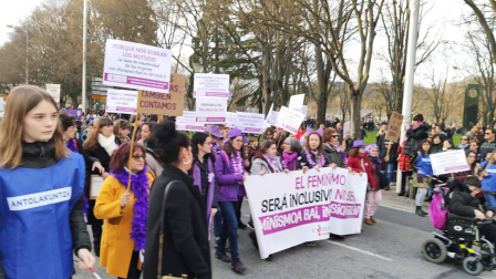 Miles de personas secundaron las movilizaciones en Pamplona participando en una marcha que partía de Antoniutti y acababa en la Plaza del Castillo.
