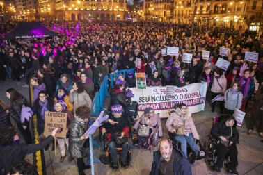 Miles de personas secundaron las movilizaciones en Pamplona participando en una marcha que partía de Antoniutti y acababa en la Plaza del Castillo.