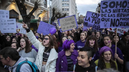 Miles de personas secundaron las movilizaciones en Pamplona participando en una marcha que partía de Antoniutti y acababa en la Plaza del Castillo.