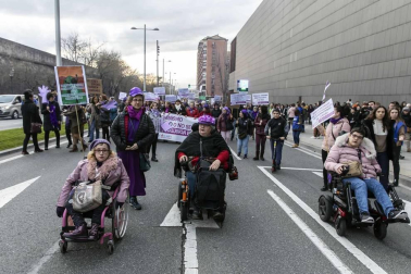 Miles de personas secundaron las movilizaciones en Pamplona participando en una marcha que partía de Antoniutti y acababa en la Plaza del Castillo.