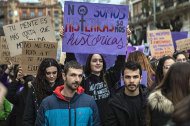 Miles de personas secundaron las movilizaciones en Pamplona participando en una marcha que partía de Antoniutti y acababa en la Plaza del Castillo.