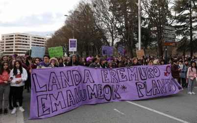 Miles de personas secundaron las movilizaciones en Pamplona participando en una marcha que partía de Antoniutti y acababa en la Plaza del Castillo.