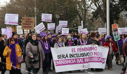 Miles de personas secundaron las movilizaciones en Pamplona participando en una marcha que partía de Antoniutti y acababa en la Plaza del Castillo.