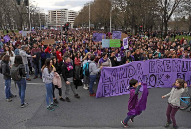 Miles de personas secundaron las movilizaciones en Pamplona participando en una marcha que partía de Antoniutti y acababa en la Plaza del Castillo.