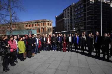 El delegado de la AVT en Navarra, Vicente Pigueiras, ha sido el único representante de las víctimas del terrorismo en el homenaje que esta mañana han organizado el Gobierno y el Parlamento de Navarra.