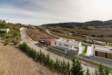 A la venta casa de piedra en el centro del pueblo y terrenos desde 450 m2 para construir la casa de tus sueños