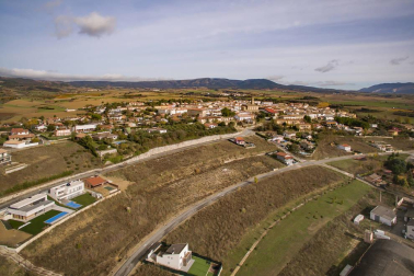 A la venta casa de piedra en el centro del pueblo y terrenos desde 450 m2 para construir la casa de tus sueños