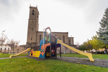 A la venta casa de piedra en el centro del pueblo y terrenos desde 450 m2 para construir la casa de tus sueños