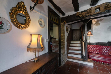 A la venta casa de piedra en el centro del pueblo y terrenos desde 450 m2 para construir la casa de tus sueños