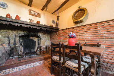 A la venta casa de piedra en el centro del pueblo y terrenos desde 450 m2 para construir la casa de tus sueños