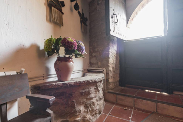 A la venta casa de piedra en el centro del pueblo y terrenos desde 450 m2 para construir la casa de tus sueños