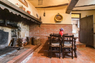 A la venta casa de piedra en el centro del pueblo y terrenos desde 450 m2 para construir la casa de tus sueños