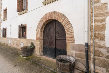 A la venta casa de piedra en el centro del pueblo y terrenos desde 450 m2 para construir la casa de tus sueños