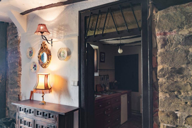 A la venta casa de piedra en el centro del pueblo y terrenos desde 450 m2 para construir la casa de tus sueños