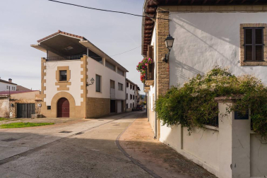 A la venta casa de piedra en el centro del pueblo y terrenos desde 450 m2 para construir la casa de tus sueños
