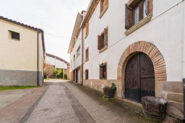 A la venta casa de piedra en el centro del pueblo y terrenos desde 450 m2 para construir la casa de tus sueños