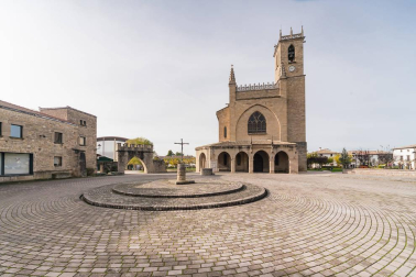 A la venta casa de piedra en el centro del pueblo y terrenos desde 450 m2 para construir la casa de tus sueños
