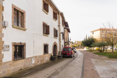 A la venta casa de piedra en el centro del pueblo y terrenos desde 450 m2 para construir la casa de tus sueños