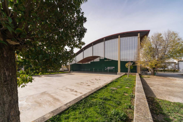 A la venta casa de piedra en el centro del pueblo y terrenos desde 450 m2 para construir la casa de tus sueños