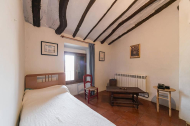 A la venta casa de piedra en el centro del pueblo y terrenos desde 450 m2 para construir la casa de tus sueños