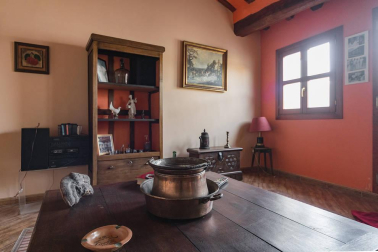 A la venta casa de piedra en el centro del pueblo y terrenos desde 450 m2 para construir la casa de tus sueños