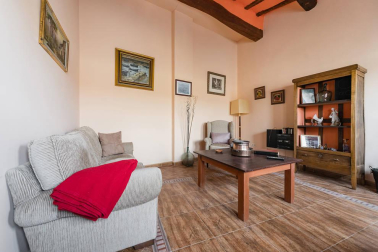 A la venta casa de piedra en el centro del pueblo y terrenos desde 450 m2 para construir la casa de tus sueños