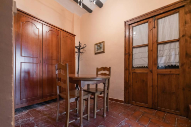 A la venta casa de piedra en el centro del pueblo y terrenos desde 450 m2 para construir la casa de tus sueños