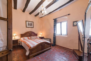 A la venta casa de piedra en el centro del pueblo y terrenos desde 450 m2 para construir la casa de tus sueños