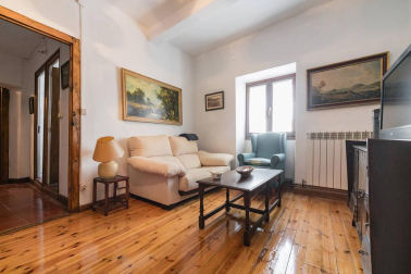 A la venta casa de piedra en el centro del pueblo y terrenos desde 450 m2 para construir la casa de tus sueños