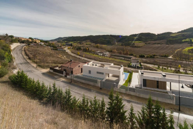A la venta casa de piedra en el centro del pueblo y terrenos desde 450 m2 para construir la casa de tus sueños