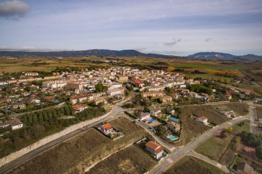 A la venta casa de piedra en el centro del pueblo y terrenos desde 450 m2 para construir la casa de tus sueños