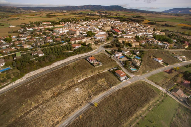 A la venta casa de piedra en el centro del pueblo y terrenos desde 450 m2 para construir la casa de tus sueños
