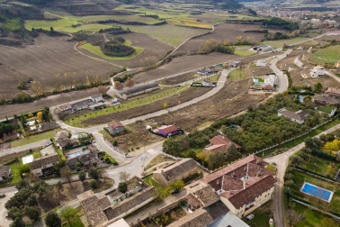 A la venta casa de piedra en el centro del pueblo y terrenos desde 450 m2 para construir la casa de tus sueños