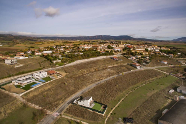 A la venta casa de piedra en el centro del pueblo y terrenos desde 450 m2 para construir la casa de tus sueños