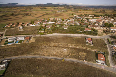 A la venta casa de piedra en el centro del pueblo y terrenos desde 450 m2 para construir la casa de tus sueños