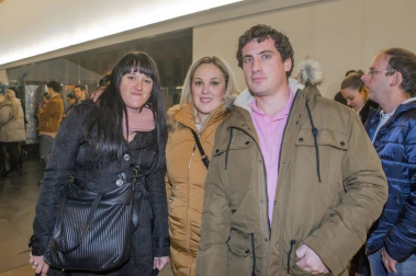 Dos años después de su última actuación en el auditorio pamplonés la cantante cordobesa de flamenco/pop India Martínez colgó el cartel de 'No hay entradas' en el concierto donde presentó las canciones de su séptimo álbum 'Te cuento un secreto'. La cantante aseguró que en Pamplona siempre le tratan bien: “Me jalean y cantan conmigo”.